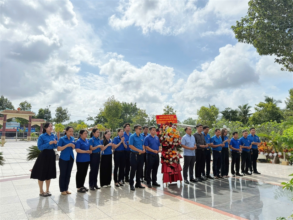 Đoàn dâng hoa, dâng hương tại Nghĩa trang