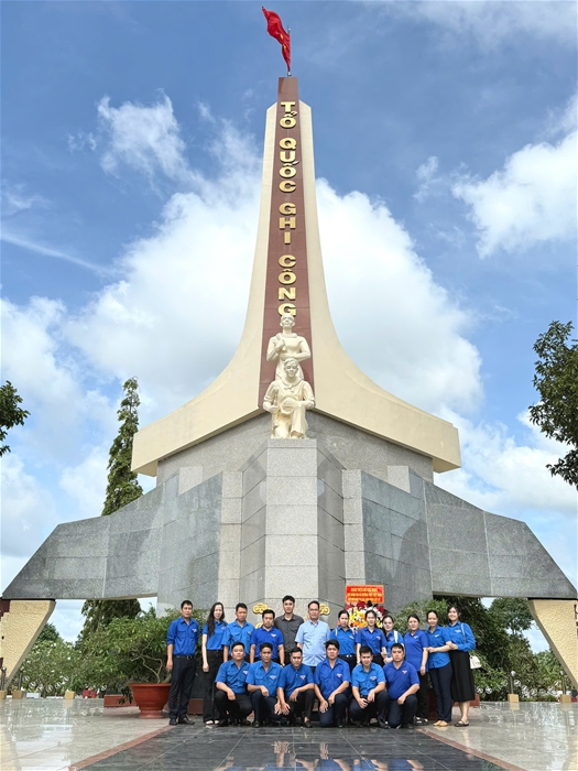 Đoàn chụp ảnh lưu niệm tại tượng đài Tổ quốc ghi công Nghĩa trang Liệt sĩ Long Tuyền- TP. Cần Thơ